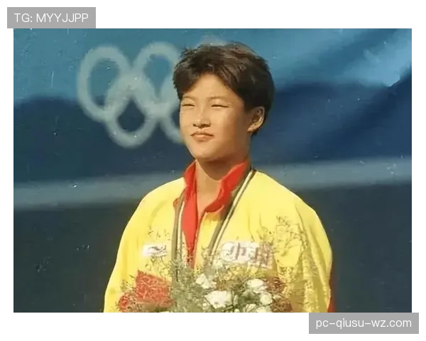 伏明霞跳水拿金牌那会儿，谁还记得她后来嫁豪门连生三胎还天天素颜遛娃？